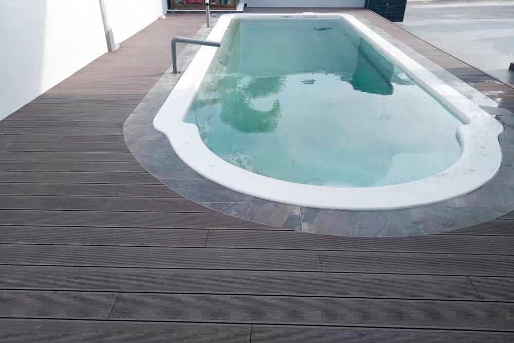 terrasse WPC rentable utilisée pour la piscine