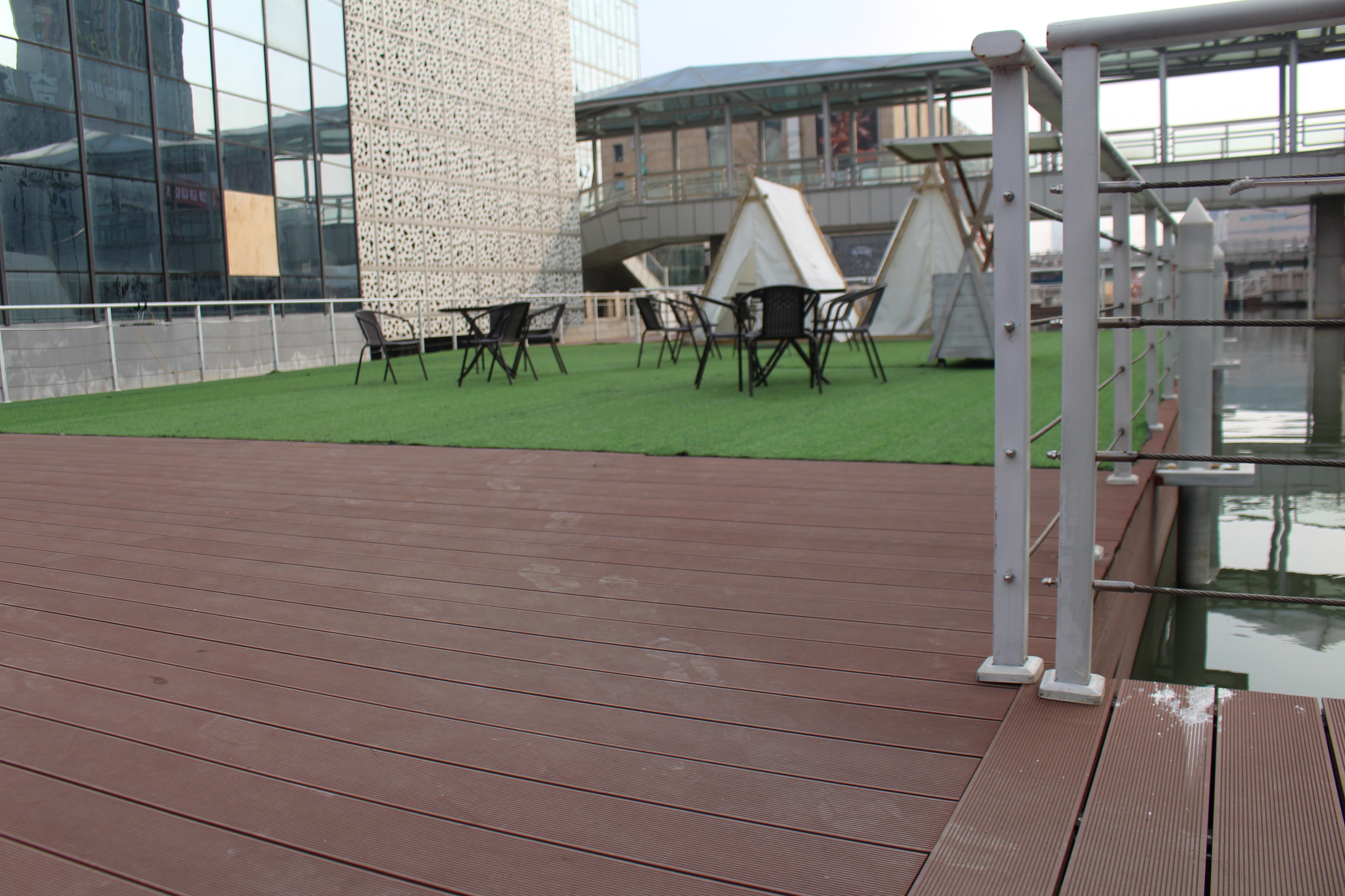 La terrasse en composite est-elle chère ?