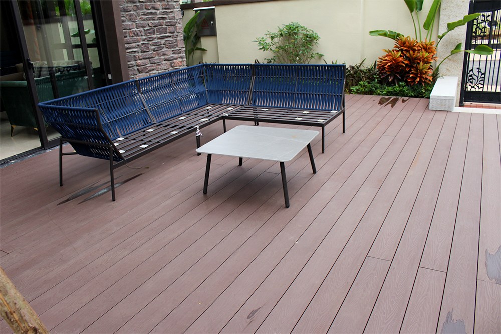 Balcon réalisé avec une terrasse WPC écologique